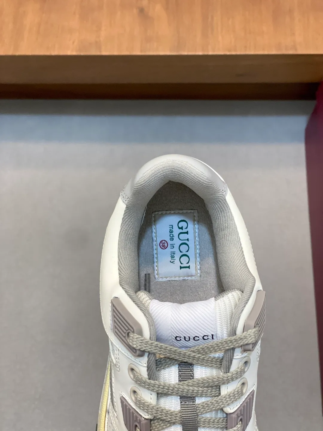Men's Shoes 💰660 𝐆𝐮𝐜𝐜𝐢 𝐑𝐞-𝐖𝐞𝐛 As the first sneaker created by Sabato De Sarno for Gucci, the Re-Web series reinterprets the brand's classic stripes and sets off the modern silhouette design with bold and unique details. These shoes are crafted from white leather. This new sneaker is ingeniously decorated with many of the brand's classic details, and is equipped with a bright red and green webbing tongue, which will make people fall in love at first sight. White leather treated with a special process for softness and luster, with an embossed grainy texture. Script Gucci logo and interlocking G web label with Interlocking G and script Gucci logo. Rubber outsole with interlocking G detail eyelets. Web tongue. Size: 39-44 (customized for sizes 38 and 45)